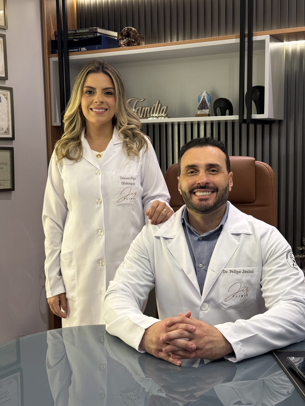 Dr. Felipe e Dra. Vanessa no consultório