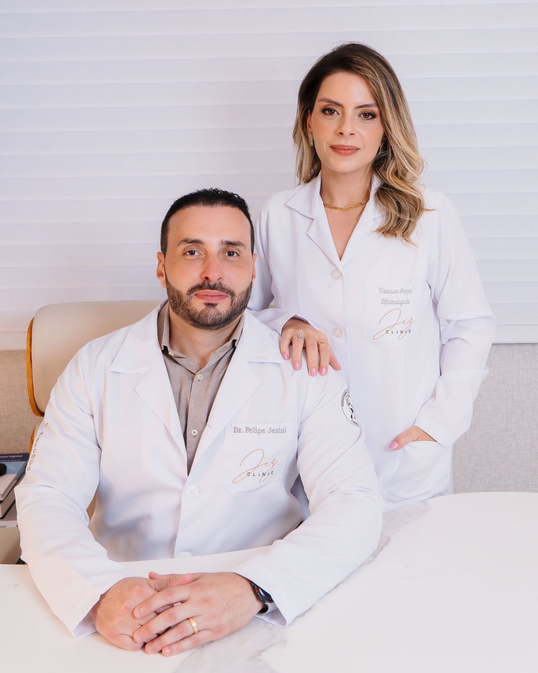 Dr. Felipe e Dra. Vanessa no consultório