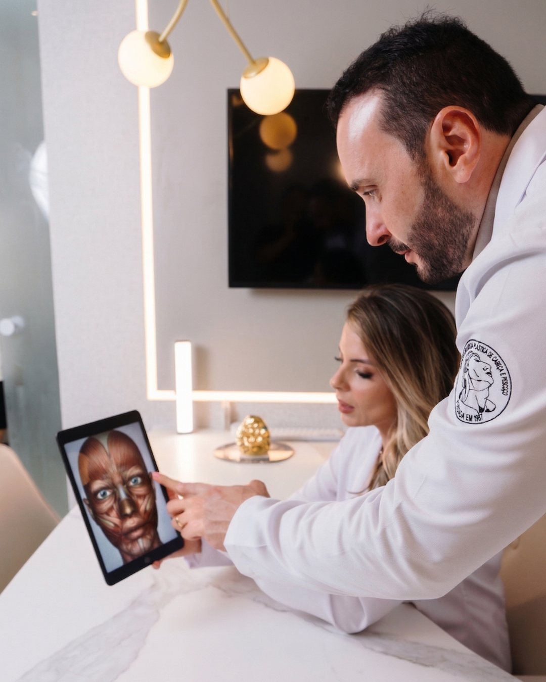 Dr. Felipe e Dra. Vanessa avaliando um caso em conjunto